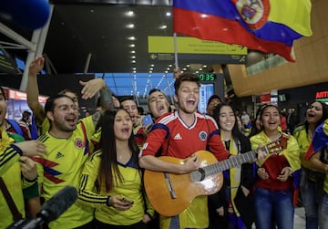 Aficionados colombianos cantan y ondean banderas durante la llegada de la Selección a Kazán, ciudad sede de concentración del equipo.