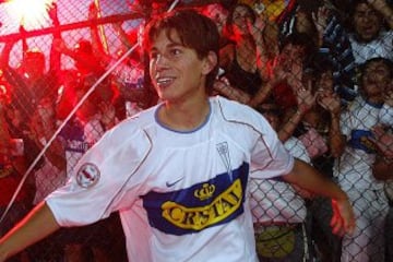 Su escasa participación en River Plate lo llevaron hasta la Universidad Católica. El volante logró ganar el Clausura y emigró al extranjero: Rosario Central, Vasco da Gama y Fluminense, antes de saltar al Guangzhou, donde se transformó en el tercer jugador mejor pagado del mundo.