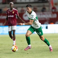 El Murcia sorprende al Elche y se lleva su trofeo