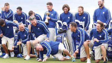 KOHLER, WISCONSIN - SEPTEMBER 21: Caddies for Team Europe fall over during a team photoshoot prior to the 43rd Ryder Cup at Whistling Straits on September 21, 2021 in Kohler, Wisconsin. Patrick Smith/Getty Images/AFP == FOR NEWSPAPERS, INTERNET, TELCOS &