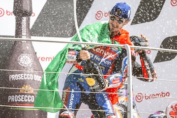 Francesco Bagnaia celebra lanzando prosecco su triunfo en el GP de Italia.
