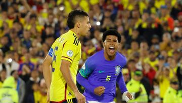 AMDEP1394. BOGOTÁ (COLOMBIA), 09/02/2023.- Gustavo Puerta (i) de Colombia reacciona tras fallar un penalti frente a Andrey Santos de Brasil hoy, en un partido de la fase final del Campeonato Sudamericano Sub'20 entre las selecciones de Colombia y Brasil en el estadio El Campín en Bogotá (Colombia). EFE/ Mauricio Dueñas Castañeda