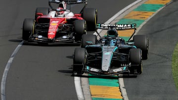 Russell con el Mercedes y Leclerc con el Ferrari de F1 luchar por el liderato en Australia.