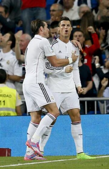 El delantero portugués del Real Madrid Cristiano Ronaldo celebra con su compañero, el centrocampista galés Gareth Bale, el gol marcado al Elche, segundo para su equipo.