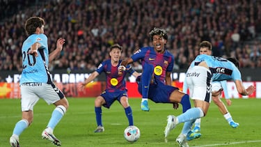 Lamine Yamal se interna en el área celeste recorta hacia adentro y cae ante el cruce de Yoel Lago.