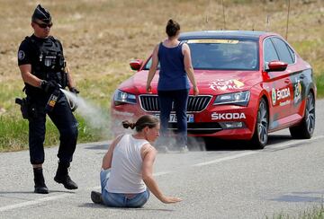 Protests and tear gas in the 16th stage of the Tour de France