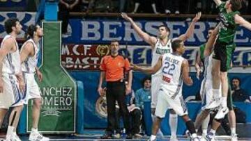 <b>IMPARABLE. </b>Rudy Fernández suelta una bandeja tras superar en su dribling a Louis Bullock.