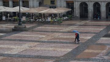 Varias personas en la Plaza Mayor de Madrid, a 4 de septiembre de 2023, en Madrid (España). El paso de la Depresión Aislada a Niveles Altos (DANA) continua provocando este lunes, 4 de septiembre, lluvias, tormentas y viento. Las precipitaciones serán más probables e intensas en zonas del centro, Andalucía y extremo noroeste, donde podrán ser localmente fuertes o persistentes, y sobre todo de madrugada. En general, tenderán a ir disminuyendo a lo largo del día.
04 SEPTIEMBRE 2023;LLUVIA;MADRID;CENTRO;DANA;TORMENTA;VIENTO;ÁRBOLES
Alberto Ortega / Europa Press
04/09/2023