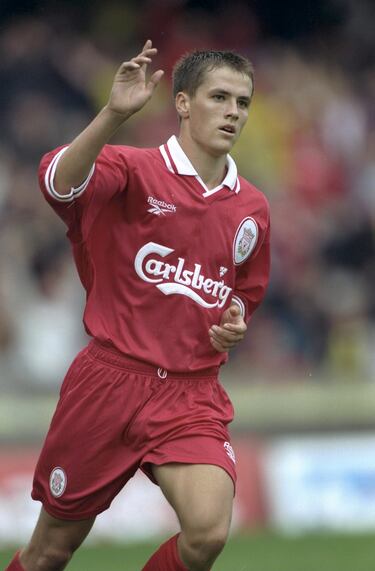 Niño prodigio. Estrella de la cantera de Liverpool, debutó con el primer equipo con 17 años anotando un gol contra el Wimbledon. Participó en el Mundial de Francia 98 con 18 años y en 2001 consiguió el Balón de Oro tras conseguir 5 títulos ese año con el Liverpool (UEFA, FA Cup, Copa de la Liga, Community Shield y Supercopa de Europa). 
