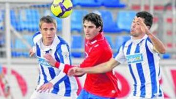 <b>BIEN MARCADO. </b>Goiria no pudo hacer gol esta vez. El marcaje que le hicieron los defensas del Recreativo resultó determinante para ello.