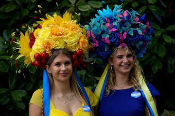 Día de estreno en el hipódromo de Ascot, ciudad al sur de Inglaterra, donde se celebra la tradicional y pintoresca carrera de caballos con la presencia de la familia real británica.