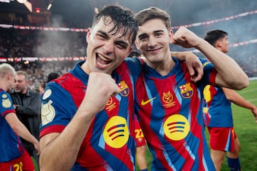 Los jugadores del FC Barcelona celebran sobre el terreno de juego la victoria en la final de la Supercopa de España.