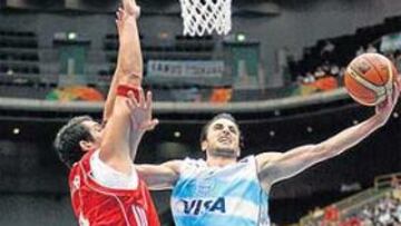 <b>EN EQUIPO. </b>Ginóbili no tuvo que sacar a relucir todo su arsenal en el partido frente a los turcos.