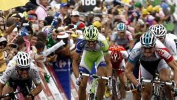 <b>APRETADÍSIMO. </b>Cavendish (izquierda) y Greipel se retuercen casi sobre la línea de meta. Entre ellos, el italiano Oss, que hizo de involuntario lanzador.