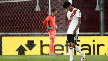 AVELLANEDA, ARGENTINA - JANUARY 05: Jorge Carrascal of River Plate reacts after being expelled during a first leg semifinal match between River Plate and Palmeiras as part of Copa CONMEBOL Libertadores 2020 at Estadio Libertadores de América