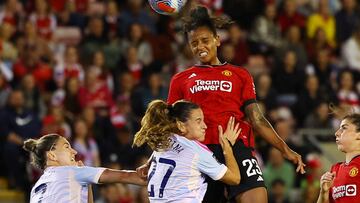 Geyse salta por encima de Codina mientras Lucía García observa la jugada en el partido entre Manchester United y Arsenal.
