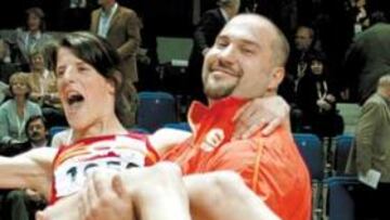 <b>EL CAPITÁN Y LA ESTRELLA DEL DÍA. </b>Manolo Martínez, bronce en lanzamiento de peso, pasea en brazos a Ruth Beitia, plata en altura y gran triunfadora en la jornada de ayer.
