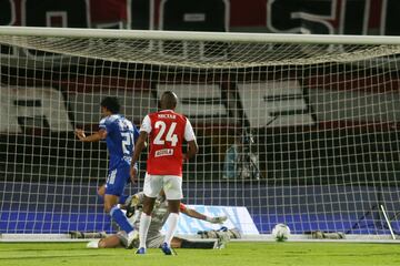 Los equipos capitalinos no se sacaron diferencias en el clásico y terminaron empatando 1-1. Por Millonarios marcó Juan Carlos Pereira y Jorge Luis Ramos lo empató para Independiente Santa Fe. 