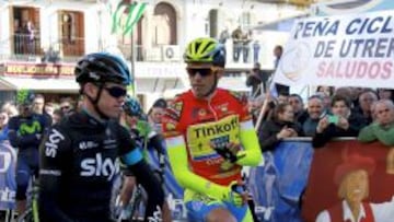 EN LA SALIDA. Chris Froome y Alberto Contador cambiaron impresiones en la salida de ayer en Utrera.