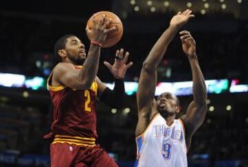 Kyrie Irving lanza ante Serge Ibaka.