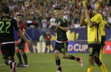 Oribe Peralta celebra su gol ante los lamentos de los jugadores de Jamaica.