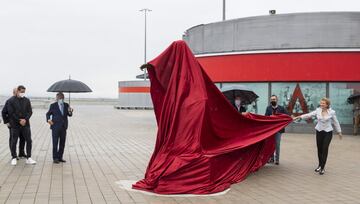 Alicia Huertas, escultora de la estatua propia de Luis Aragon¨¦s ubicada en los aleda?os del Estadio Metropolitano.