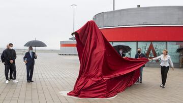 Alicia Huertas, escultora de la estatua propia de Luis Aragonés ubicada en los aledaños del Estadio Metropolitano.