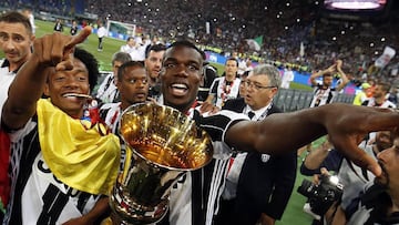 Juan Guillermo Cuadrado y Paul Pogba celebrando el t&iacute;tulo de la Copa Italia con Juventus