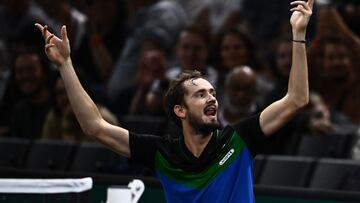 El tenista ruso Daniil Medvedev discute con el público durante su partido ante Grigor Dimitrov en el Masters 1.000 de París.