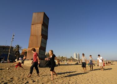 Al igual que le ocurre a la de Sant Sebastià, la playa de Sant Miquel es famosa por estar en el centro, y por ser una de las populares entre la gente local y también los turistas. Cuenta también con un ambiente animado y servicios cercanos.