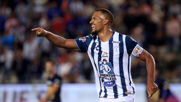 AME2764. PACHUCA (MÉXICO), 02/05/2024.- Salomon Rondon de Pachuca celebra un gol que posteriormente fue anulado durante el partido de Play In del torneo Clausura 2024 de la Liga MX disputado entre Pachuca y Pumas el 2 de mayo de 2024, en el estadio Hidalgo, en Pachuca (México). EFE/ David Martínez Pelcastre
