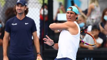 El entrenador espa&ntilde;ol Carlos Moy&agrave; observa a Rafa Nadal durante un entrenamiento en el Open de Australia 2022.