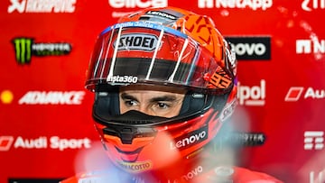 Marc Márquez se prepara en el box de Ducati para el GP de Qatar de MotoGP.
