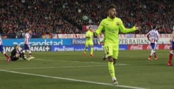 2-3. Neymar celebró el tercer tanto.