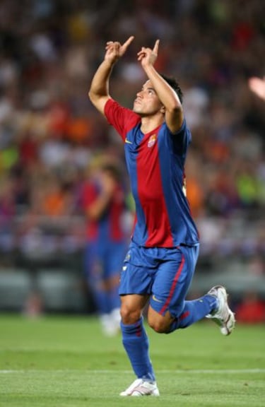 El de Buenos Aires llegó a Barcelona tras el pago de 35,90 millones de euros. En la temporada 2005-06 el club catalán lo cedió al Sevilla. 