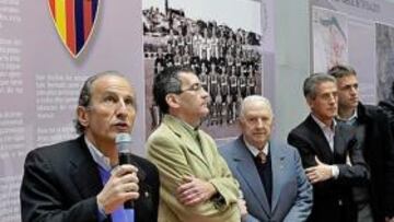 <b>MAESTRO DE CEREMONIAS. </b>Petón se dirige a los asistentes durante la presentación de ayer.