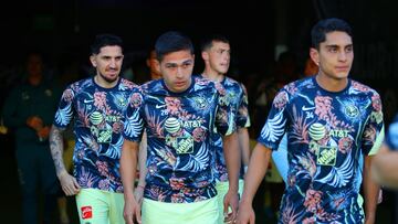 Jugadores del América salen a calentar al Kraken