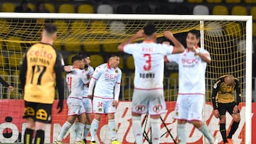Futbol, Coquimbo Unido vs Union Española.
Fecha 18, campeonato Nacional 2024.
El jugador de Union Española Leandro Venegas, centro, celebra con sus companeros su gol contra Coquimbo Unido durante el partido de primera division disputado en el estadio Francisco Sanchez Rumoroso en Coquimbo, Chile.
02/08/2024
Alejandro Pizarro Ubilla/Photosport
Football, Coquimbo Unido vs Union Española.
18nd turn, 2024 National Championship.
Union Española's player Leandro Venegas, center, celebrates with teammates after scoring against Coquimbo Unido during the first division match at the Francisco Sanchez Rumoroso in Coquimbo, Chile.
02/08/2024
Alejandro Pizarro Ubilla/Photosport