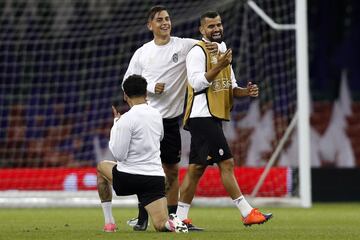 Dani Alves y Paulo Dybala y Tomas Rincón.