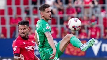 Rubén García disputa un balón con Javi Hernández durante el partido ante el Leganés.