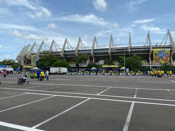 Los hinchas de la Selección Colombia acompañan al equipo en su partido ante Ecuador por las Eliminatorias Sudamericanas en el Metropolitano.