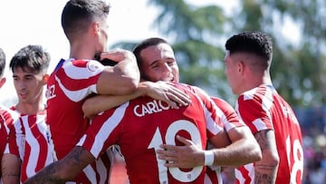 Los jugadores del Atleti B celebran el gol de Carlos Mart¨ªn.