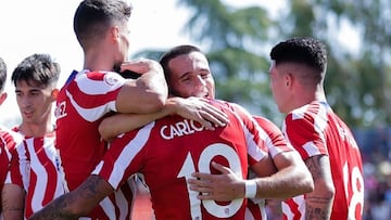 Los jugadores del Atleti B celebran el gol de Carlos Martín.