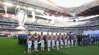 Real Madrid and Atletico Madrid line up before the final in Lisbon, 2013/14.