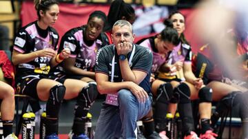 Carlos Viver, seleccionador español, en el Europeo de balonmano.