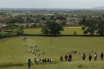 La carrera consiste en atrapar un queso de Gloucester arrojado desde la colina de Cooper, con una cada de 182 metros en la localidad de Brockworth. Los competidores deben bajar por la ladera del cerro para atraparlo y el primero en conseguirlo se proclama vencedor.