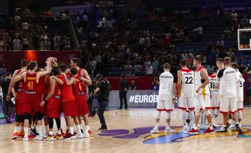 Los jugadores de España celebran el pase a la semifinal. 