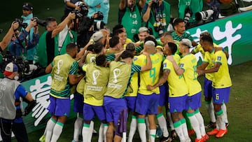 GR1032. DOHA (CATAR), 28/11/2022.- Jugadores de Brasil celebran gol hoy, en un partido de la fase de grupos del Mundial de Fútbol Qatar 2022 entre Brasil y Suiza en el estadio 974 en Doha (Catar). EFE/ Alberto Estevez
