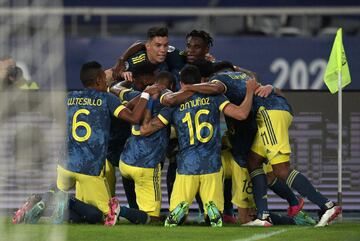 Colombia perdió 2-1 ante Brasil en un encuentro marcado por la polémica. Luis Díaz abrió el marcador, Roberto Firmino empató y Casemiro marcó el gol del triunfo en la última jugada del partido. 