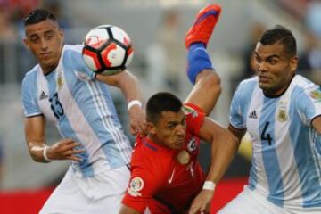 El jugador de la seleccion chilena, Alexis Sanchez, centro, juega el balon durante el partido del grupo D de la Copa Centenario contra Argentina disputado en el estadio Levi's de Santa Clara, Estados Unidos.